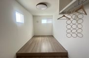 1階に設置した寝室。床から1段高くなっているので、そのまま布団やマットレスを敷くことができます。