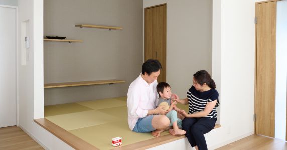 リビングに自然と集まるお家 写真